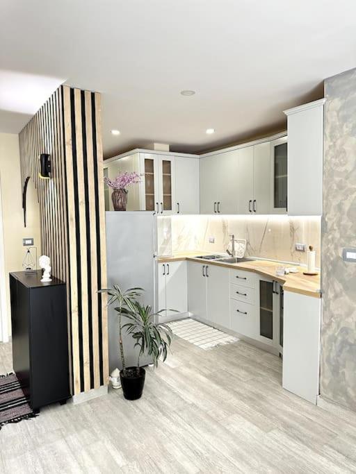 Great Apartament Near Lake & Blloku Area Tirana Exterior foto